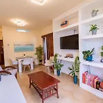 Piale Palms Makenzie Front Airport Area * 拉纳卡