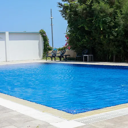 דירה Piale Palms Makenzie Front Apartment, לרנקה