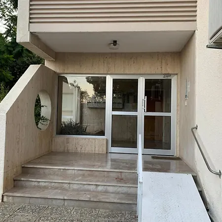 Piale Palms Makenzie Front Apartment, 라르나카