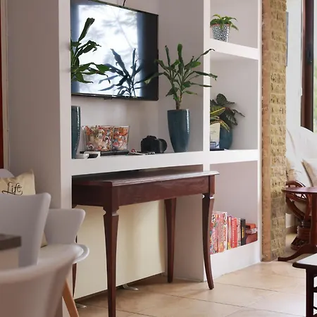 Piale Palms Makenzie Front Apartment, דירה