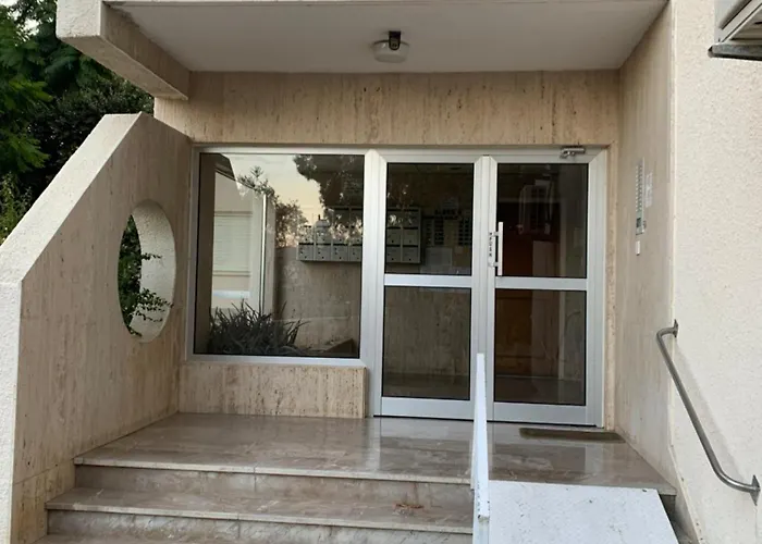 Piale Palms Makenzie Front Apartment, Larnaca